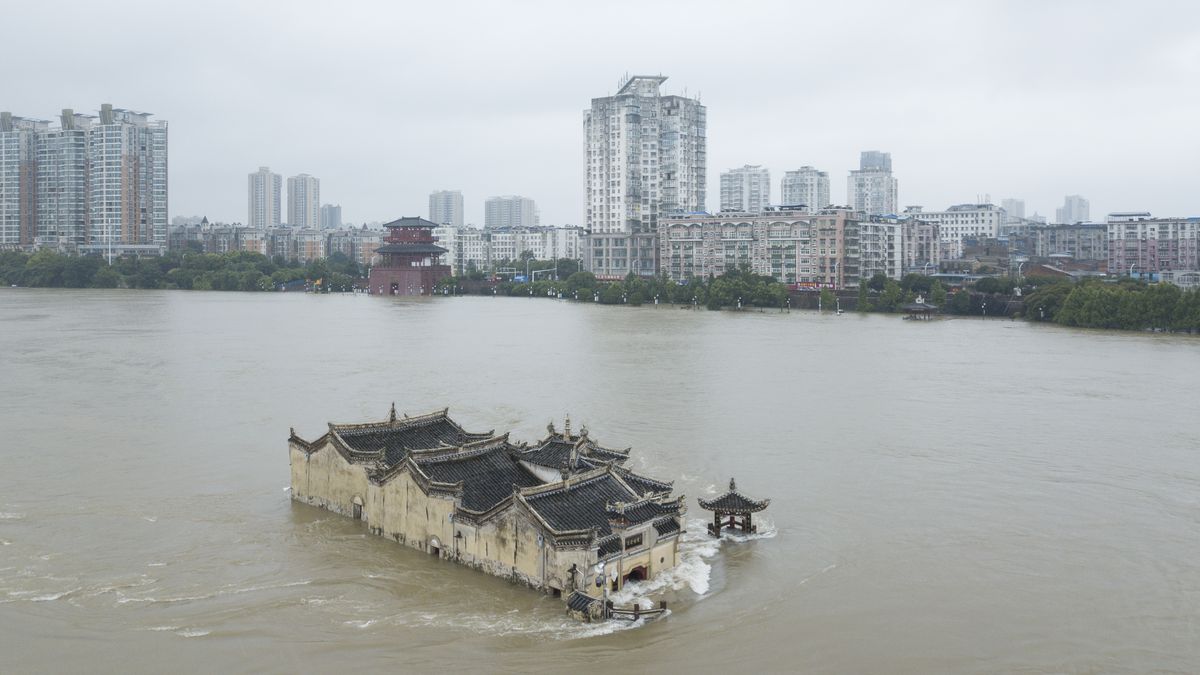 Zatopená města a přeplněné přehrady. Čínu sužují obří povodně